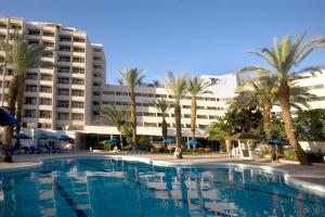 Бассейн в Caesar Premier Eilat Hotel или поблизости