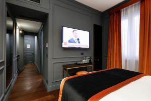 Μια τηλεόραση ή/και κέντρο ψυχαγωγίας στο Saint B Boutique Hotel STB