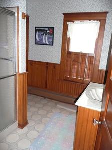 eine Küche mit einer Spüle, einem Fenster und einem Kühlschrank in der Unterkunft Aunt Jane's Two in Put-in-Bay