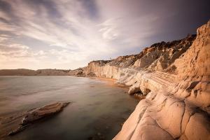 Blick auf einen Strand mit Felsen und Wasser in der Unterkunft Princess in Porto Empedocle