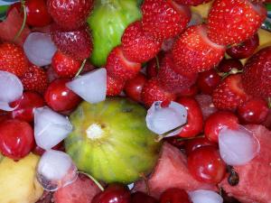 een berg fruit met aardbeien en andere vruchten bij Incanto Marino in Marsala