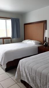 Postel nebo postele na pokoji v ubytování Edgewater Inn + 25 fotografií