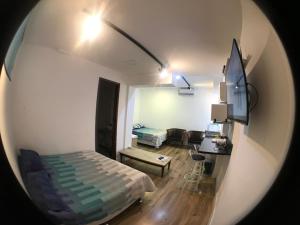 Habitación con vistas a un dormitorio con cama y sala de estar. en Atlantica Lofts, en Río de Janeiro
