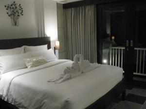 A bed or beds in a room at Anshel Hotel Seminyak