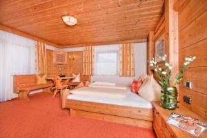 Postel nebo postele na pokoji v ubytování Landhaus Rohregger + 37 fotografií