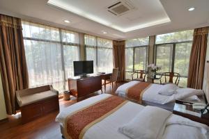 Postel nebo postele na pokoji v ubytování Arirang Hotel