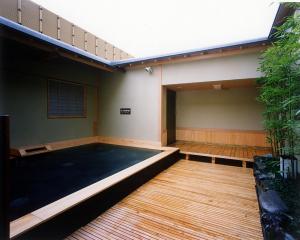 een leeg zwembad in een gebouw bij Yuno Yado Shoei in Kyoto