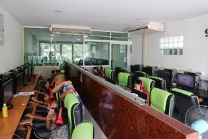a classroom filled with children sitting in chairs at Pa Chalermchai Guesthouse in Bangkok