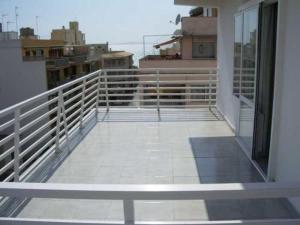 een balkon van een gebouw met uitzicht op de stad bij Apartamentos Jorbar in El Arenal