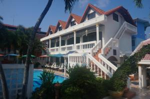 a view of the hotel from the pool at Villa Oranje Pattaya in Pattaya
