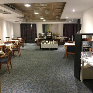A restaurant or other place to eat at Semiramis Business Hotel