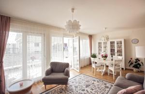 een woonkamer met een bank, stoelen en een tafel bij Leon in Split