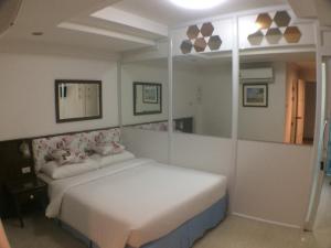 Tempat tidur dalam kamar di Murraya Residence