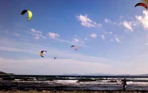 a group of people flying kites on the beach at Marathon Eco Stay in Marathon