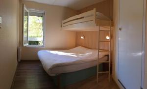 een kleine slaapkamer met een stapelbed en een raam bij Fast Hotel Colmar Houssen in Houssen