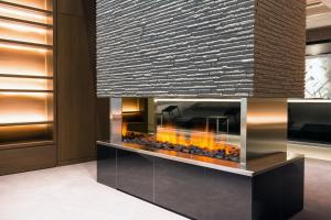 函館市にあるホテルグローバルビュー函館の煉瓦の壁のロビーの暖炉