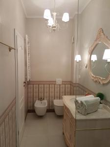 ブカレストにあるStudio Rendez-vous Alba Iuliaのバスルーム(洗面台、トイレ、鏡付)