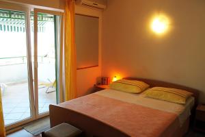 Giường trong phòng chung tại Adria Apartments