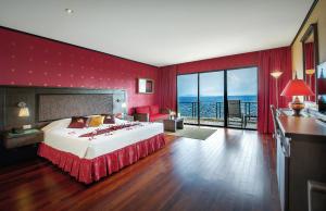 Llit o llits en una habitació de Jamahkiri Dive Resort & Spa