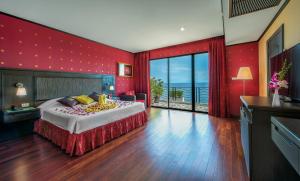 Llit o llits en una habitació de Jamahkiri Dive Resort & Spa