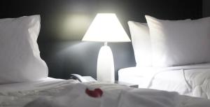 Ένα ή περισσότερα κρεβάτια σε δωμάτιο στο Ubay Hotel
