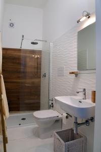 ein Bad mit einem Waschbecken, einem WC und einer Dusche in der Unterkunft Appartamento Stellamaris in Custonaci