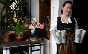 Gasthof zum Döhlerwald في كلينغنتال: امرأة تقف بجانب طاولة