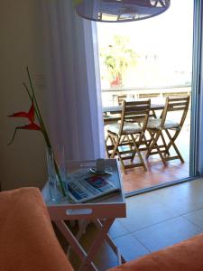una sala de estar con una mesa con un jarrón. en Hola Apartments 1-30, en Playa de San Juan
