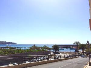 uma vista para o oceano a partir de um edifício em Hola Apartments 1-30 em Playa de San Juan