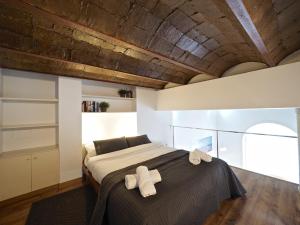 バルセロナにあるPaseo de Gracia Designのベッドルーム1室(ベッド1台、白いタオル付)