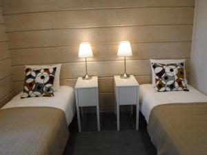 En eller flere senge i et værelse på Karelian Country Cottages