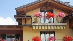 ein Gebäude mit Blumen auf dem Balkon in der Unterkunft B&B Doria Valle Maira in Roccabruna