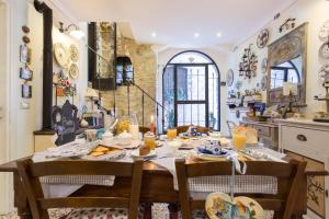 una sala da pranzo con tavolo e 2 sedie di Bed and Breakfast A casa delle Fate ad Assisi