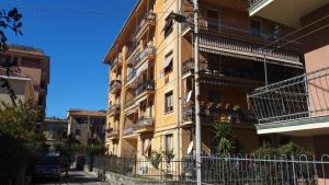 wysoki żółty budynek z balkonami przy ulicy w obiekcie Al Numero 16 w mieście Levanto