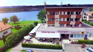 LʼAbbayeにあるHÔTEL DE VILLE - La Baie Du Lacのホテルの景色を望む