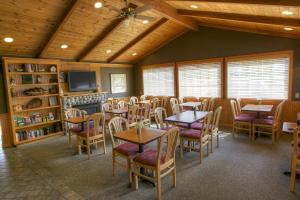 een eetkamer met tafels en stoelen en een tv bij Poulsbo Inn & Suites in Poulsbo