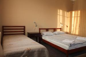 sypialnia z 2 łóżkami i oknem w obiekcie Apartamenty Zacisze w Warszawie