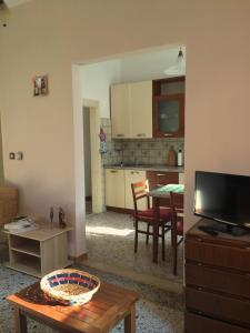 een woonkamer met een keuken en een eetkamer bij Appartamento la Garzetta in Venetië