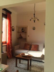 een woonkamer met een bank en een tafel bij Appartamento la Garzetta in Venetië