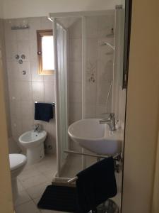 a bathroom with a sink and a toilet at Appartamento la Garzetta in Venice