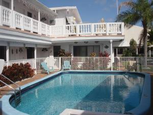 Piscina de la sau aproape de Breakaway Inn Guest House