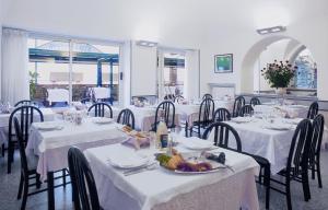 Hotel Danio Lungomare tesisinde bir restoran veya yemek mekanı