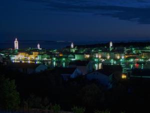 Nespecifikovaný výhled na destinaci Rab nebo výhled na město při pohledu z penzionu