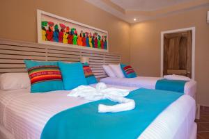 Una cama o camas en una habitación de Mr. Tucan Hotel