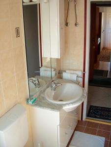 een badkamer met een wastafel en een spiegel bij Guest House Mireja in Rab