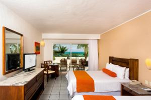 TV a/nebo společenská místnost v ubytování Flamingo Cancun All Inclusive