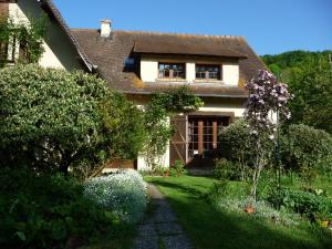 una casa con un jardín delante de ella en Maison D'hôtes Les Coquelicots, en Giverny