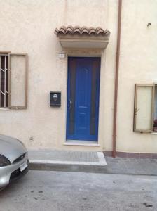 una puerta azul en el lateral de un edificio en Da Lorella, en Gabicce Mare