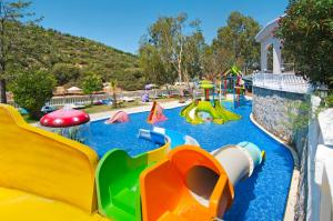 een waterpark voor kinderen met een glijbaan en een glijbaan bij Tusan Beach Resort - All Inclusive in Kuşadası
