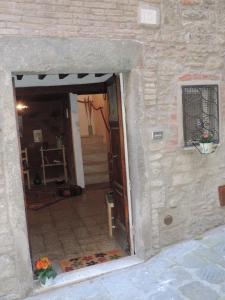 - une entrée pour un bâtiment en pierre avec une porte dans l'établissement La Casa Dei Nonni, à Cortone